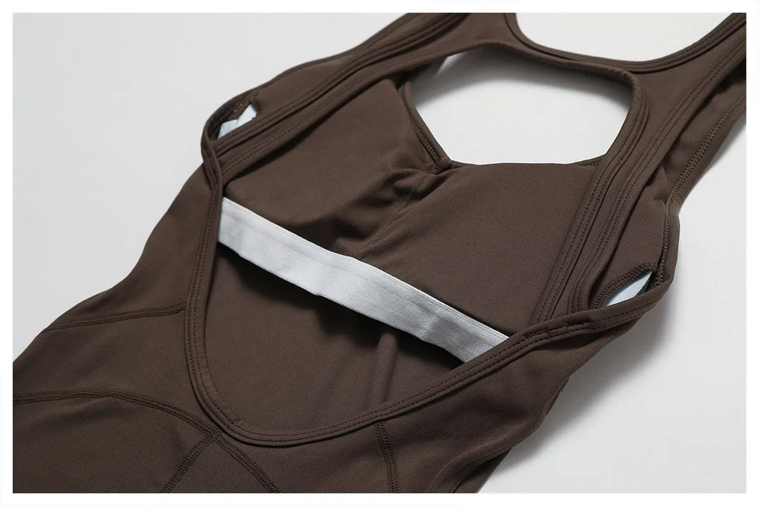 Seducente tuta sportiva da donna con scollo a punta: una combinazione di comfort ed eleganza per ogni occasione!