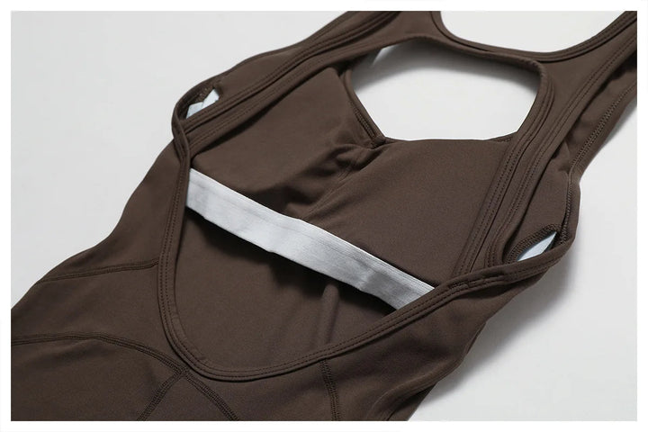 Seducente tuta sportiva da donna con scollo a punta: una combinazione di comfort ed eleganza per ogni occasione!