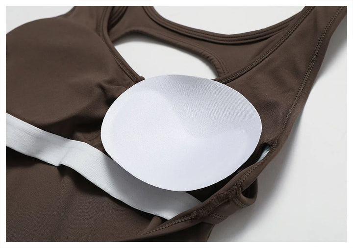 Seducente tuta sportiva da donna con scollo a punta: una combinazione di comfort ed eleganza per ogni occasione!