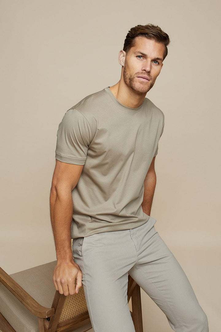 Accogliente T-shirt da uomo con scollo rotondo - morbido misto cotone per un comfort quotidiano e una vestibilità rilassata
