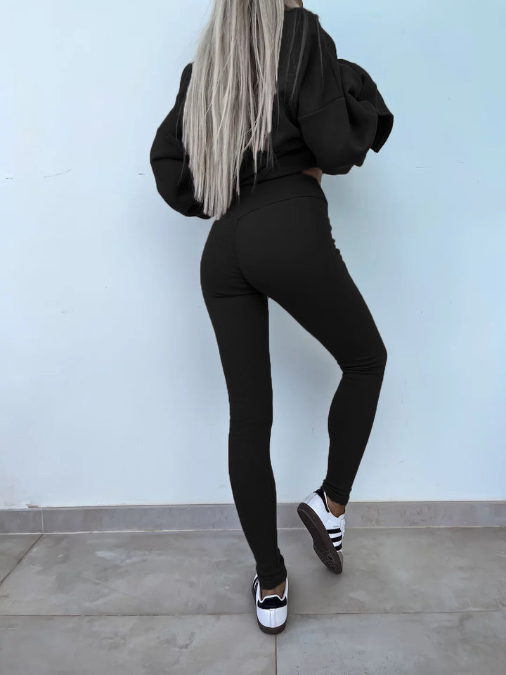 Comodo set lounge con felpa con cappuccio alla moda e pantaloni coordinati - perfetto per rilassarsi