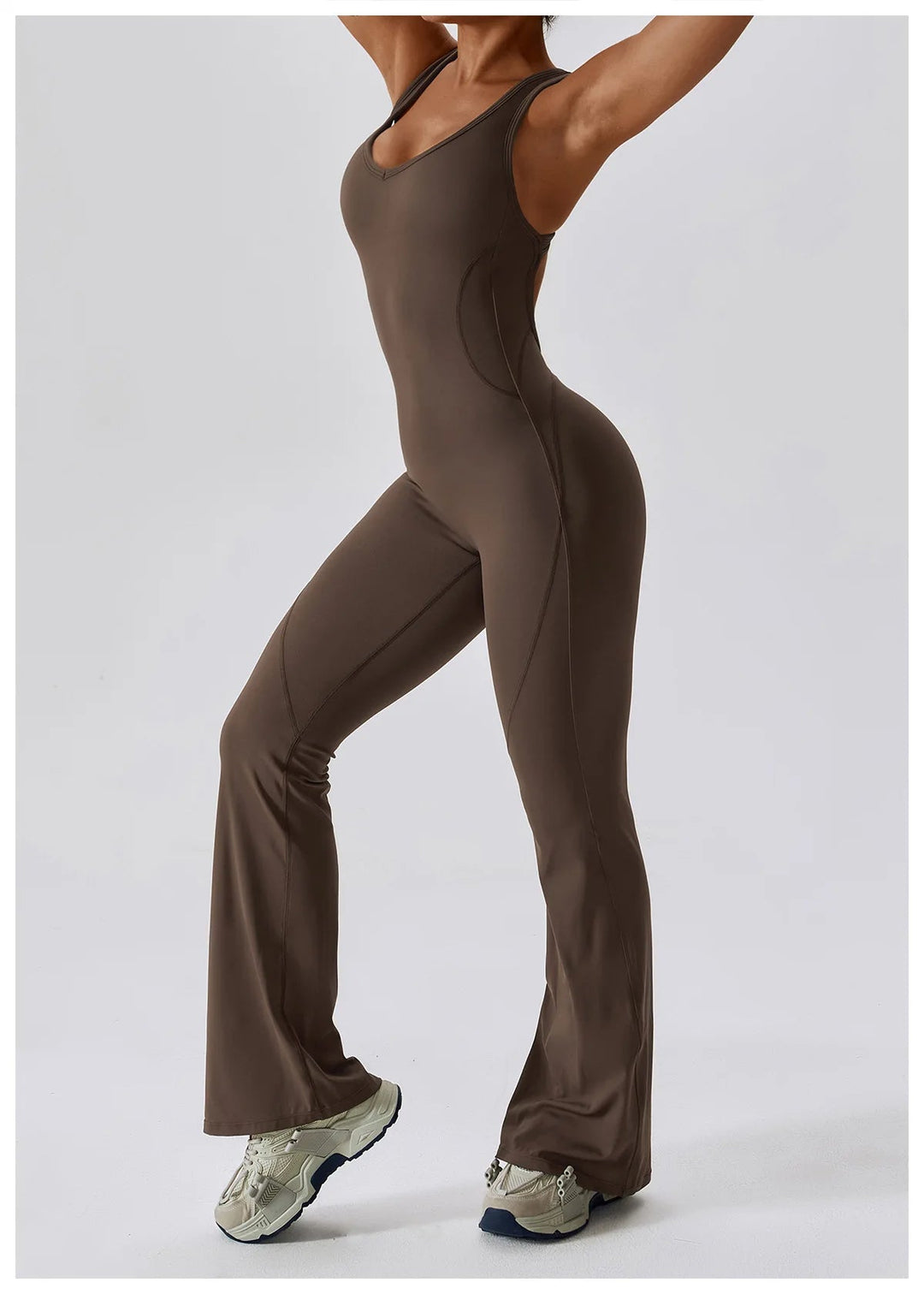 Seducente tuta sportiva da donna con scollo a punta: una combinazione di comfort ed eleganza per ogni occasione!