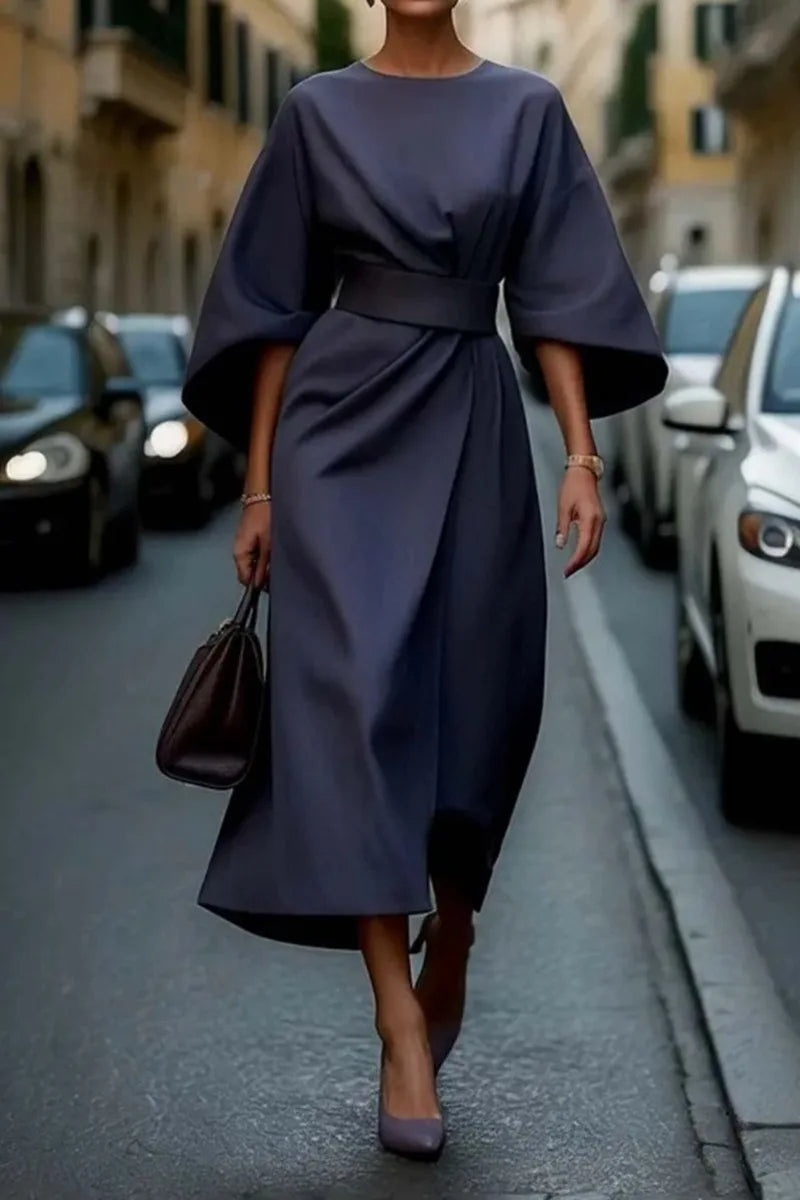 Elegante e raffinato abito midi dalla linea ad A con cintura alla moda