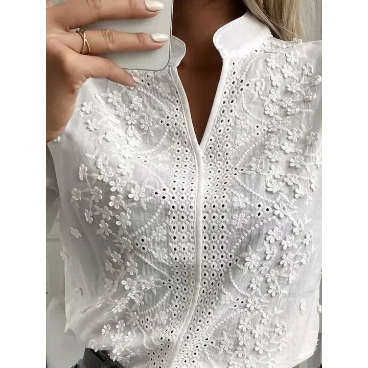 Camicetta estiva bianca Amelune con eleganti ricami e sottile scollatura a V: un look rinfrescante ed elegante