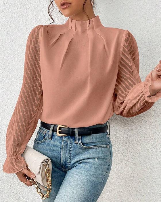 Elegante blusa femminile in chiffon con collo alto e taglio a pieghe con polsini trasparenti