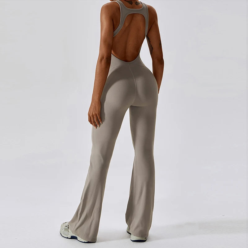 Seducente tuta sportiva da donna con scollo a punta: una combinazione di comfort ed eleganza per ogni occasione!