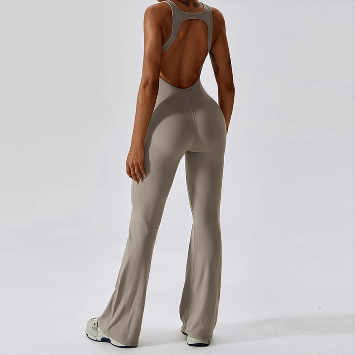 Seducente tuta sportiva da donna con scollo a punta: una combinazione di comfort ed eleganza per ogni occasione!