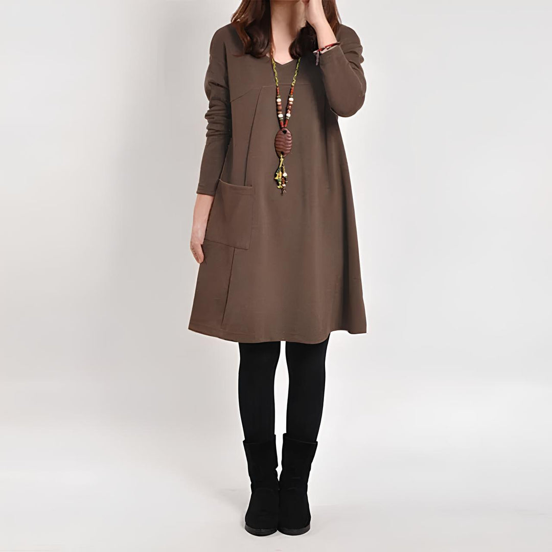 Elegante abito da donna con linea ad A, maniche lunghe, scollo rotondo e pratiche tasche frontali: una combinazione di eleganza e comfort per ogni occasione.