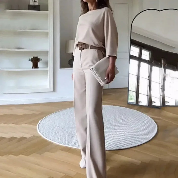 Elegante set in due pezzi con top a pipistrello alla moda e comodi pantaloni a vita alta e gamba larga