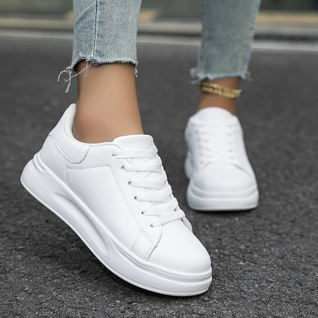 Scarpe da ginnastica femminili bianche in finto cuoio e confortevoli