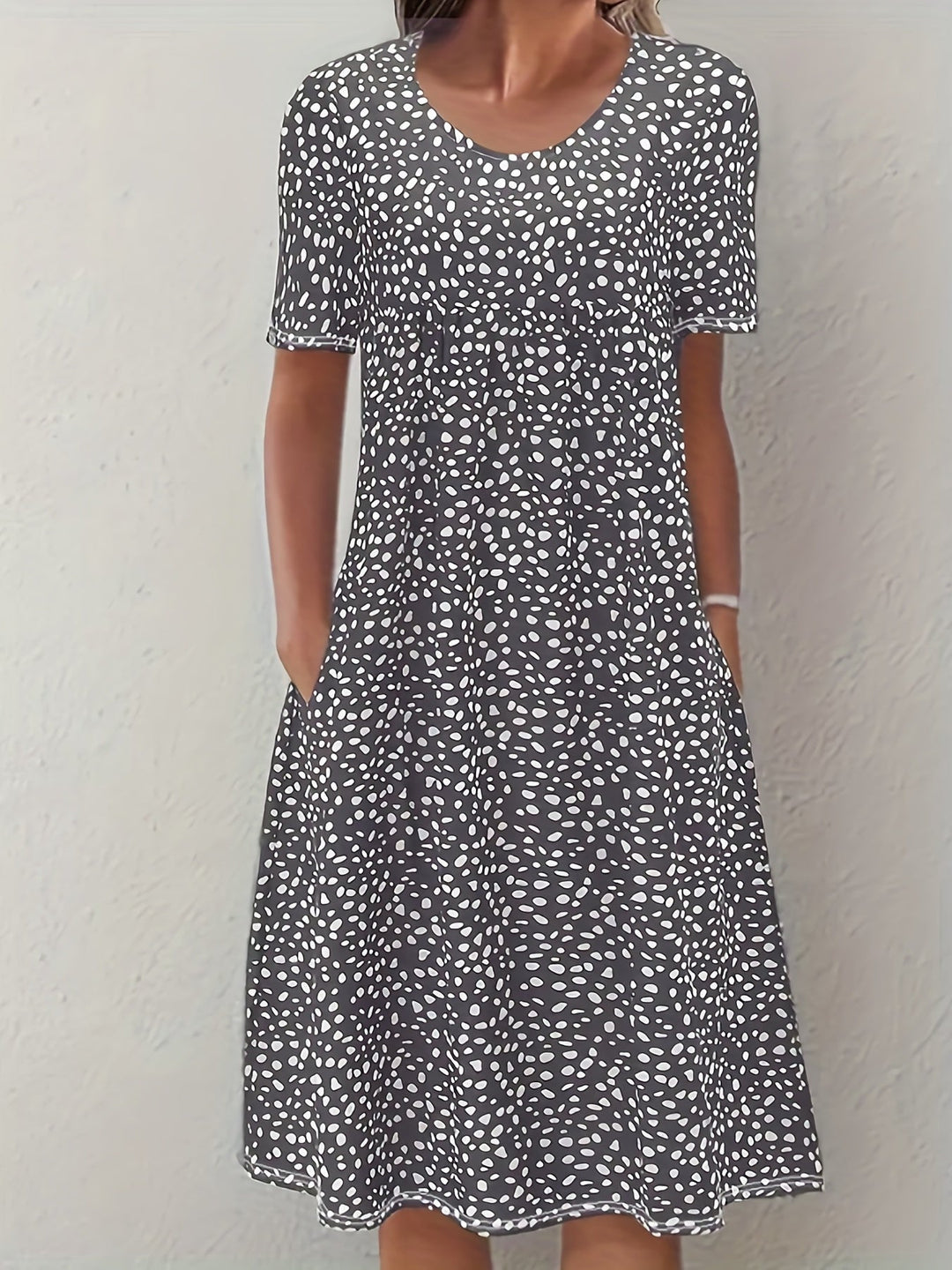 Elegante abito da donna al ginocchio con maniche corte, vestibilità ampia e scollatura arrotondata - un look casual comodo e leggero
