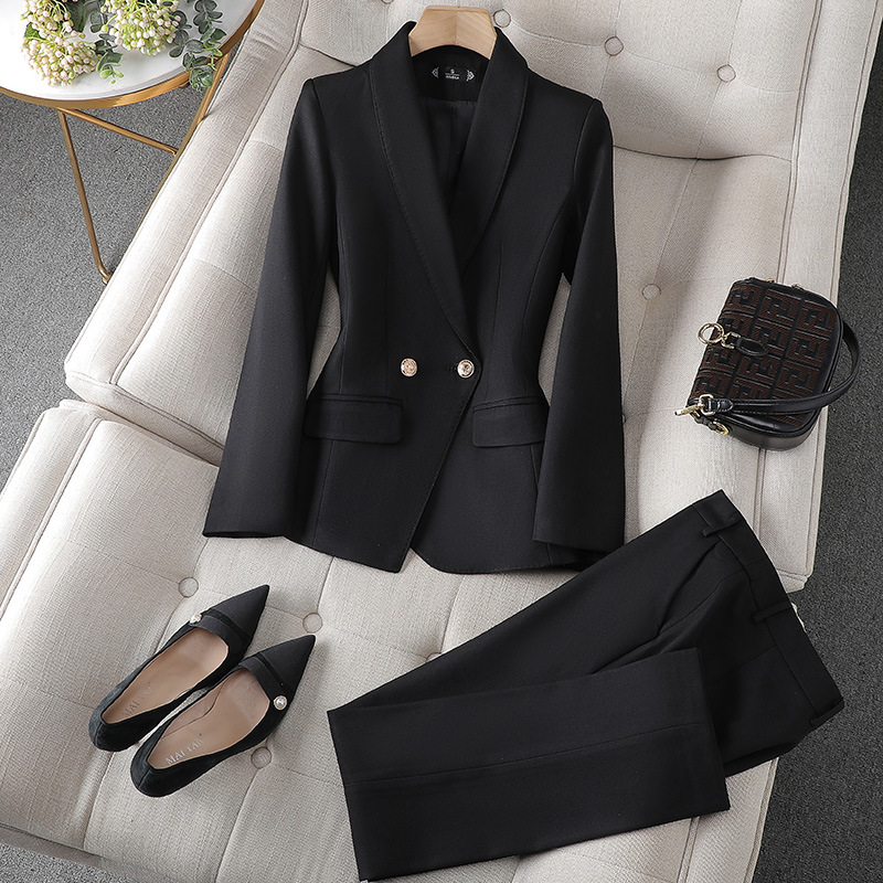 Elegante completo da donna con giacca e pantaloni in tessuto tweed di lusso