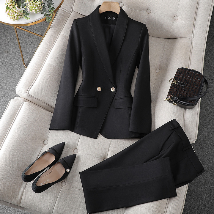 Elegante completo da donna con giacca e pantaloni in tessuto tweed di lusso