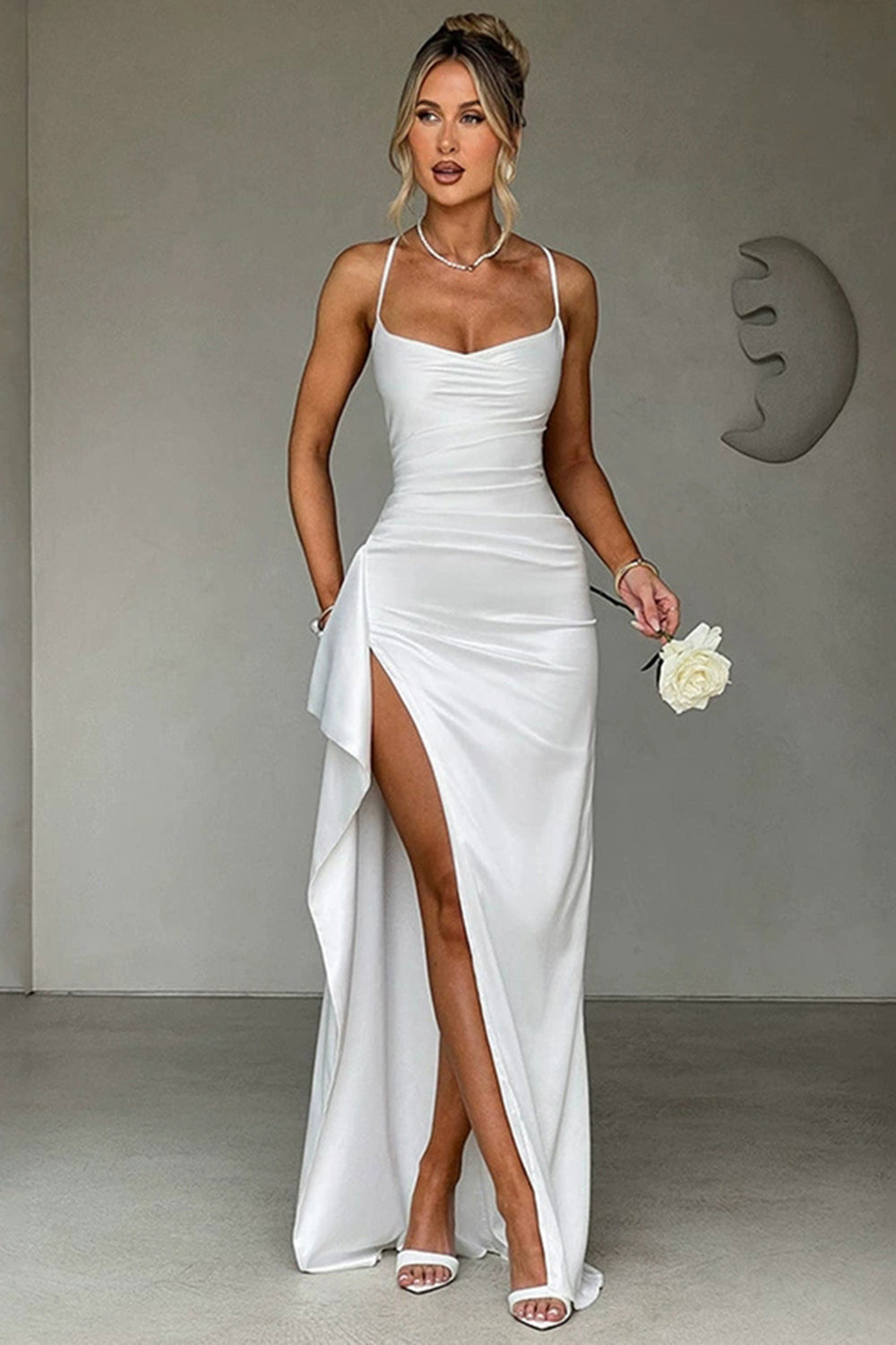 Maxi abito elegante e alla moda con spalline svasate e spacco alto