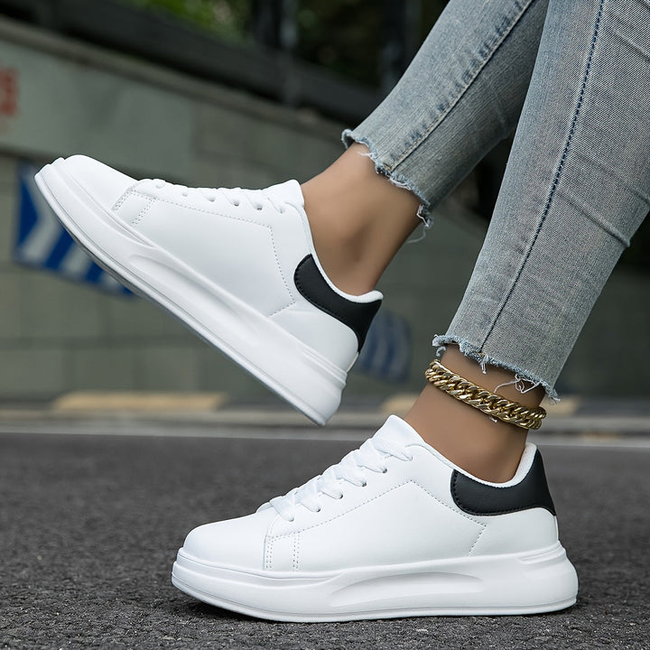 Scarpe da ginnastica femminili bianche in finto cuoio e confortevoli