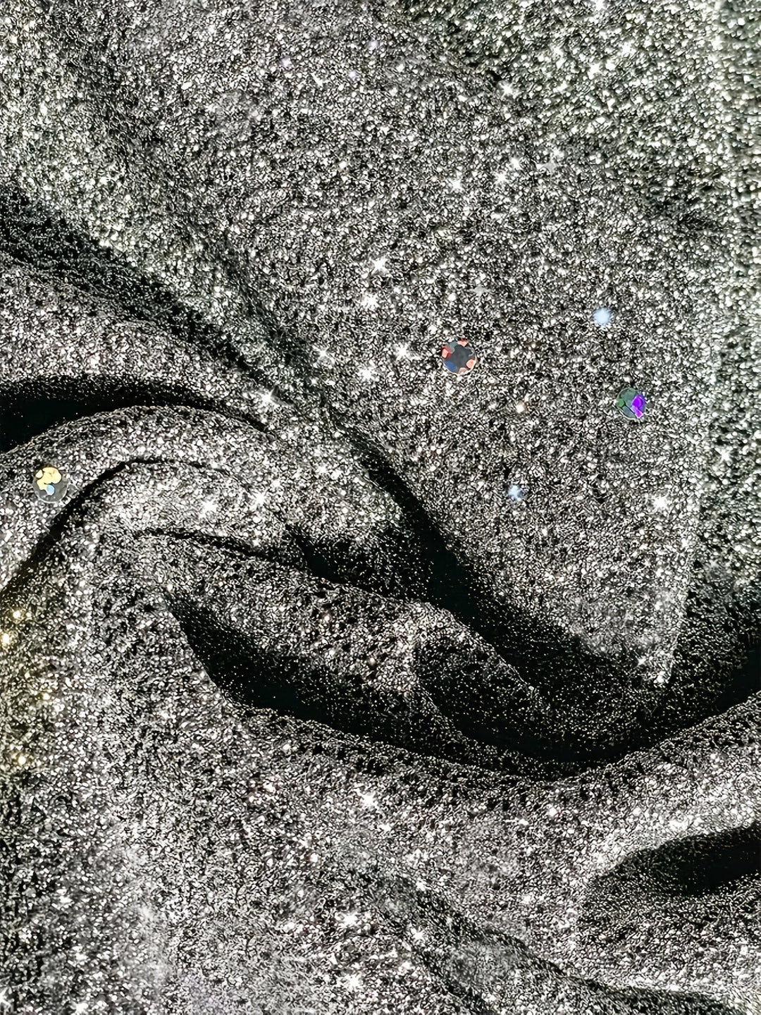 Mini abito da donna con scollatura a punta e maniche lunghe in paillettes scintillanti - perfetto per eventi bodycon