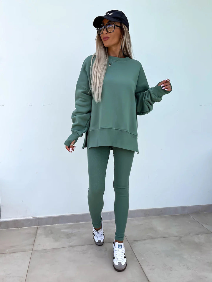 Comodo set lounge con felpa con cappuccio alla moda e pantaloni coordinati - perfetto per rilassarsi