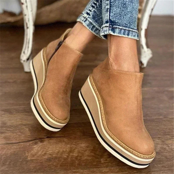 Eleganti stivaletti con tacco a zeppa - il look perfetto per ogni occasione