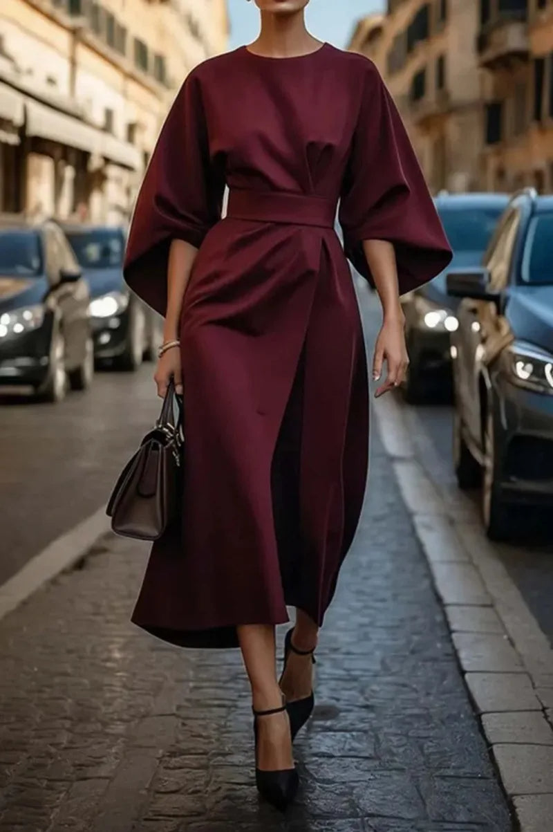 Elegante e raffinato abito midi dalla linea ad A con cintura alla moda