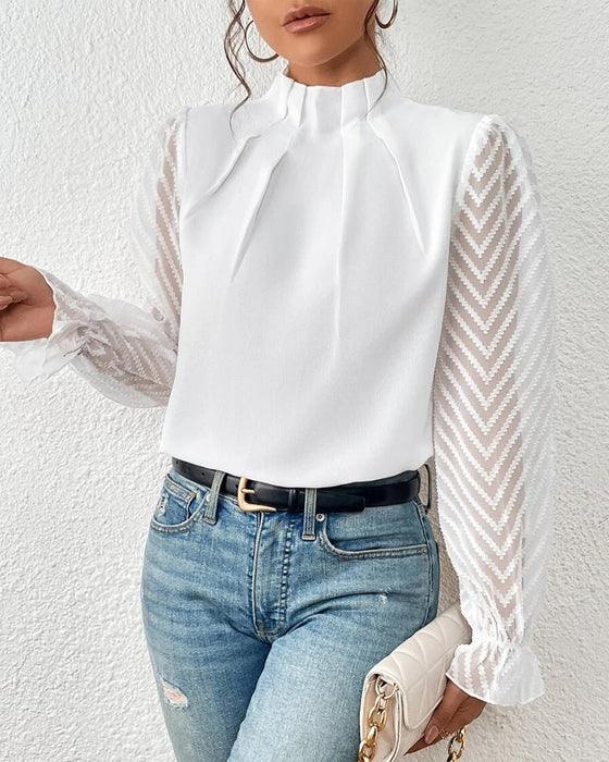 Elegante blusa femminile in chiffon con collo alto e taglio a pieghe con polsini trasparenti