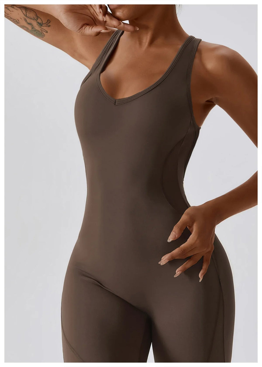 Seducente tuta sportiva da donna con scollo a punta: una combinazione di comfort ed eleganza per ogni occasione!