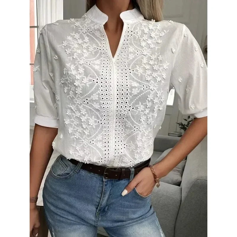 Camicetta estiva bianca Amelune con eleganti ricami e sottile scollatura a V: un look rinfrescante ed elegante