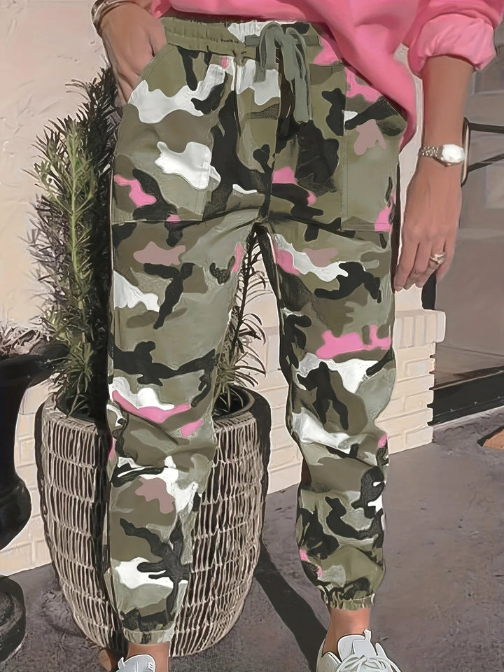 Pantaloni da donna alla moda Kaelis in elegante camouflage - un look insolito e un comfort quotidiano