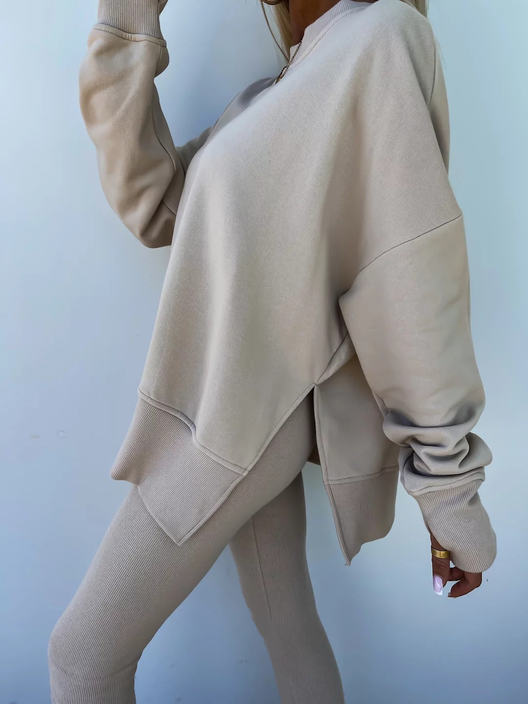 Comodo set lounge con felpa con cappuccio alla moda e pantaloni coordinati - perfetto per rilassarsi