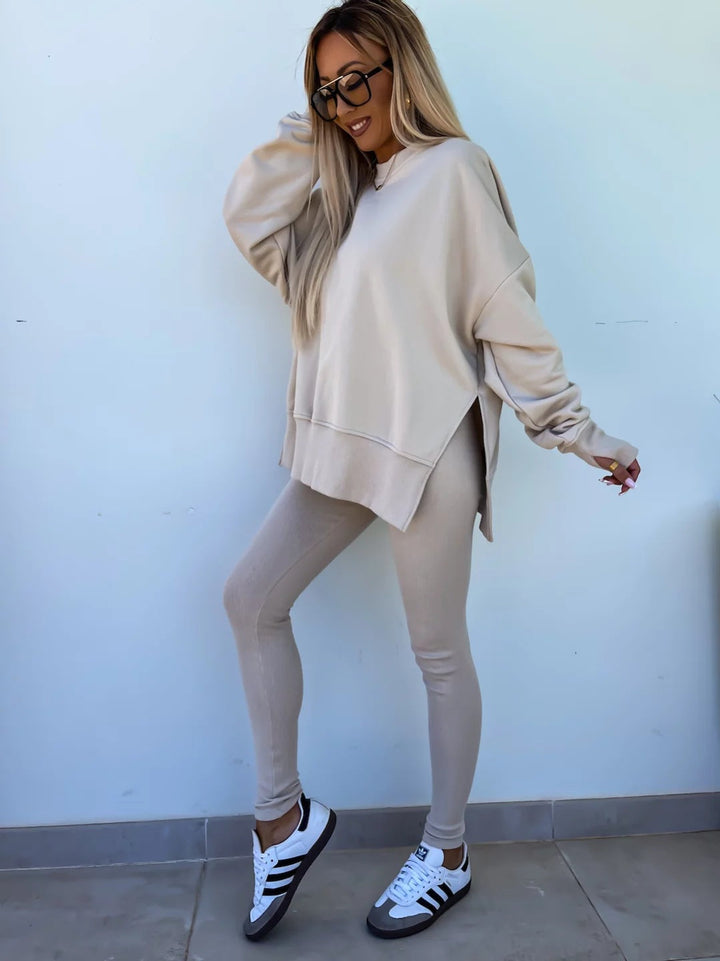 Comodo set lounge con felpa con cappuccio alla moda e pantaloni coordinati - perfetto per rilassarsi
