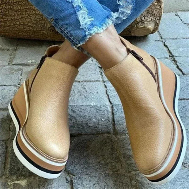 Eleganti stivaletti con tacco a zeppa - il look perfetto per ogni occasione