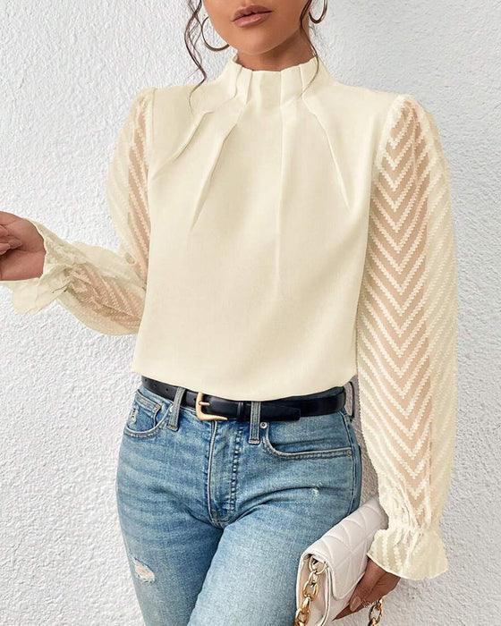 Elegante blusa femminile in chiffon con collo alto e taglio a pieghe con polsini trasparenti
