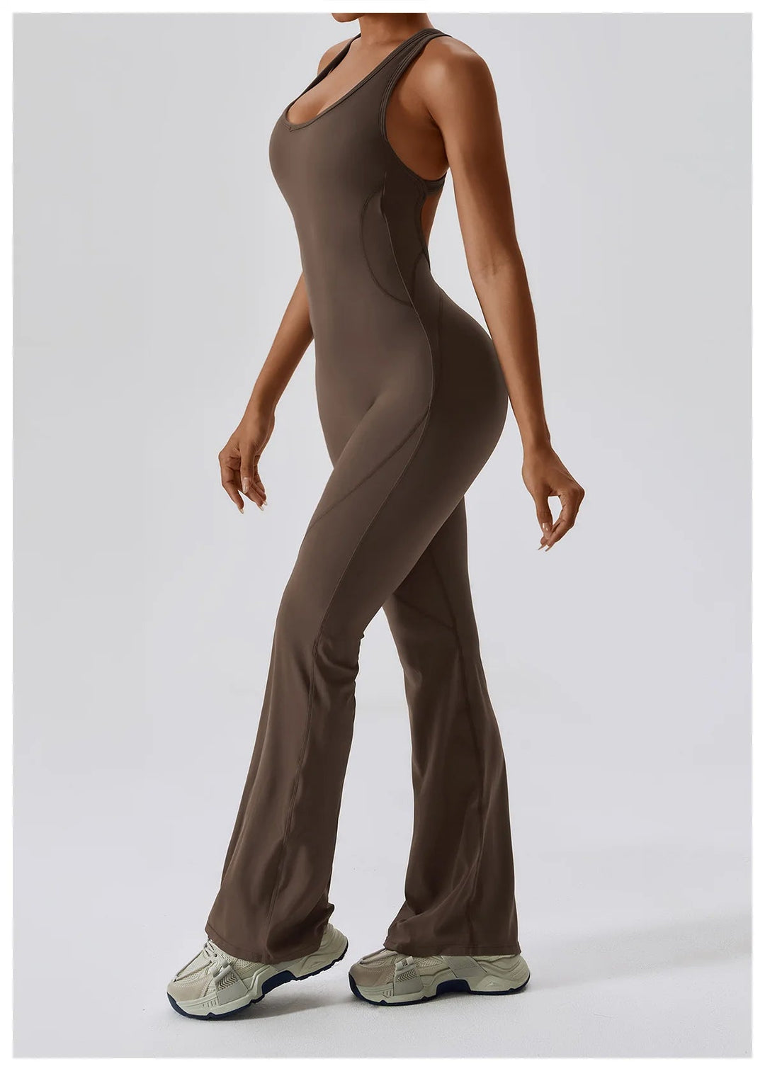 Seducente tuta sportiva da donna con scollo a punta: una combinazione di comfort ed eleganza per ogni occasione!