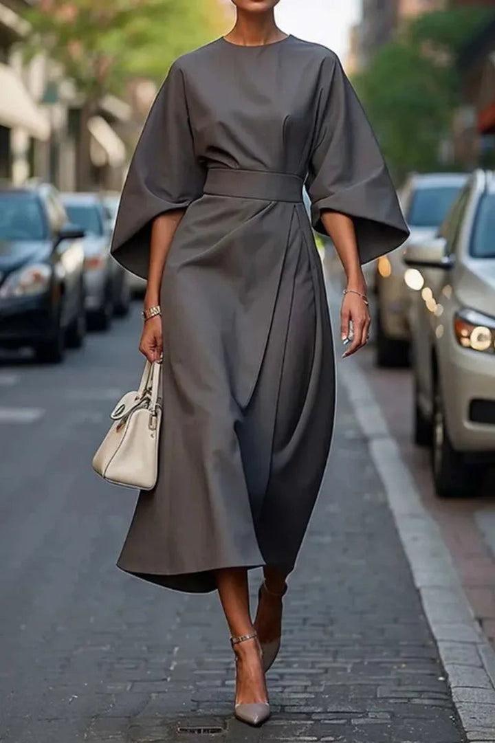 Elegante e raffinato abito midi dalla linea ad A con cintura alla moda