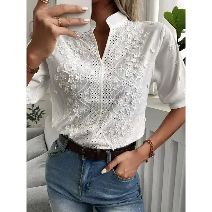 Camicetta estiva bianca Amelune con eleganti ricami e sottile scollatura a V: un look rinfrescante ed elegante