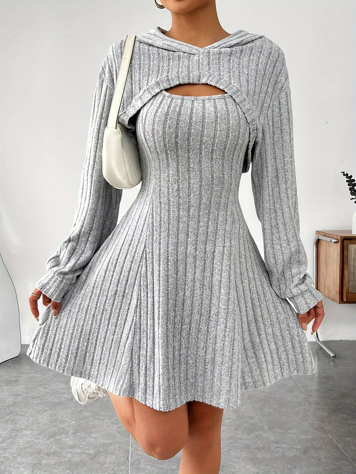 Elegante accappatoio da donna in bianco con pratico cappuccio