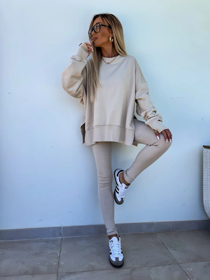 Comodo set lounge con felpa con cappuccio alla moda e pantaloni coordinati - perfetto per rilassarsi