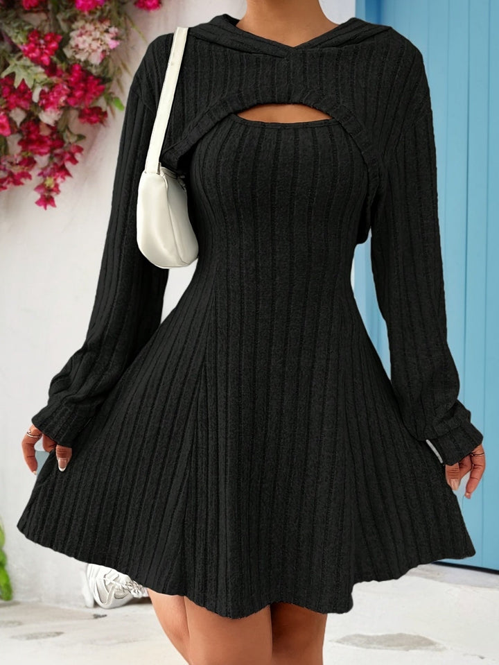 Elegante accappatoio da donna in bianco con pratico cappuccio