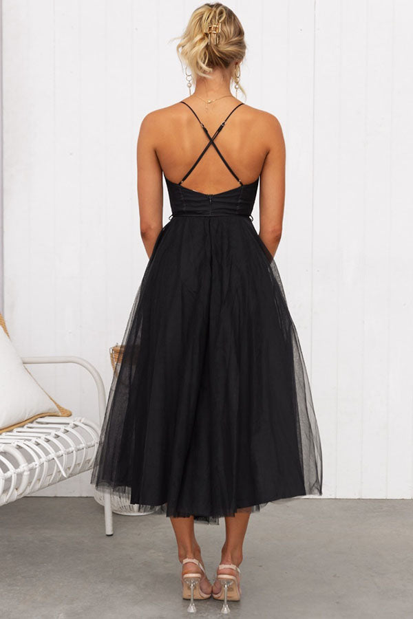 Elegante abito da sera Selira con accenti di rete e schiena scoperta - un look romantico e seducente con spalline sottili