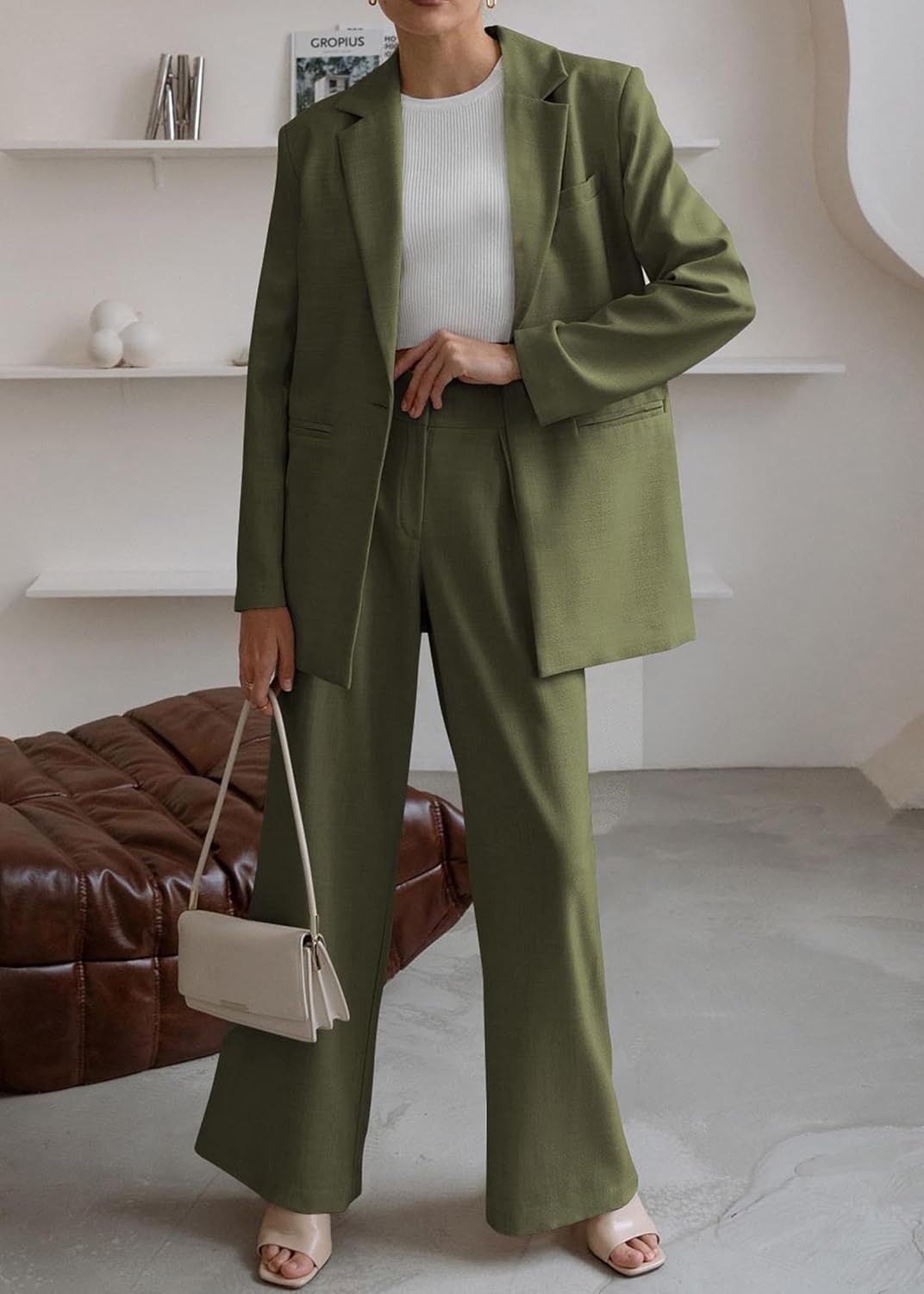Elegante set giacca e pantaloni da donna, ideale per l'ufficio e per le uscite di tutti i giorni