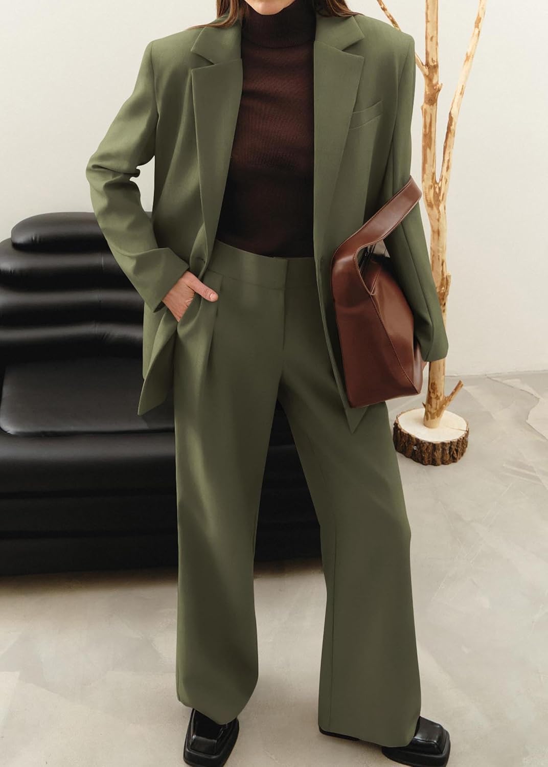 Elegante set giacca e pantaloni da donna, ideale per l'ufficio e per le uscite di tutti i giorni