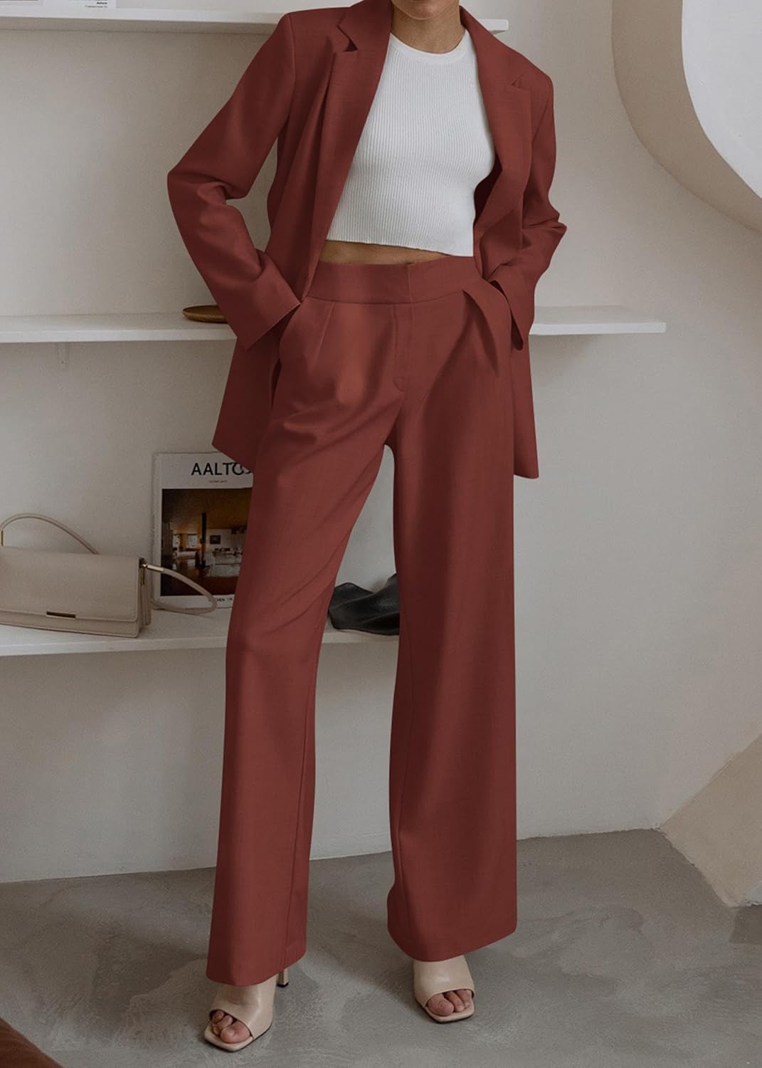 Elegante set giacca e pantaloni da donna, ideale per l'ufficio e per le uscite di tutti i giorni