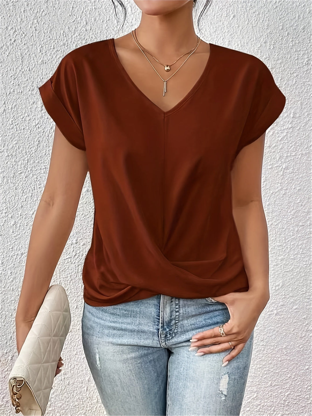 Elegante blusa da donna con scollo a V e sottile drappeggio sul davanti