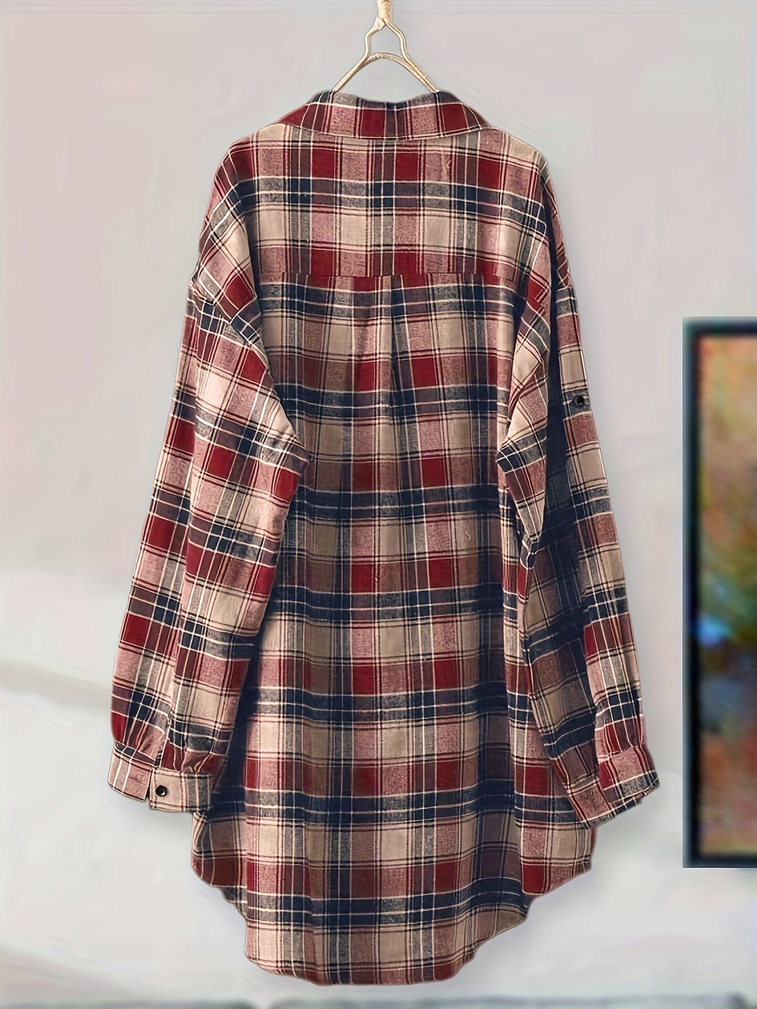Elegante T-shirt lunga da donna con vistosi tagli sul petto