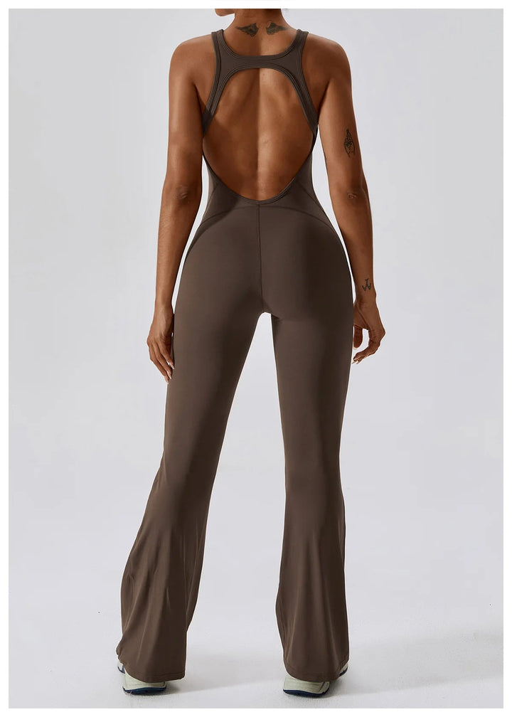 Seducente tuta sportiva da donna con scollo a punta: una combinazione di comfort ed eleganza per ogni occasione!