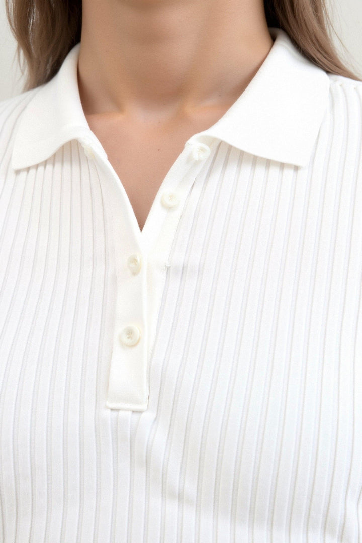 Elegante polo da donna a maniche corte in maglia a coste: stile e comfort ideali
