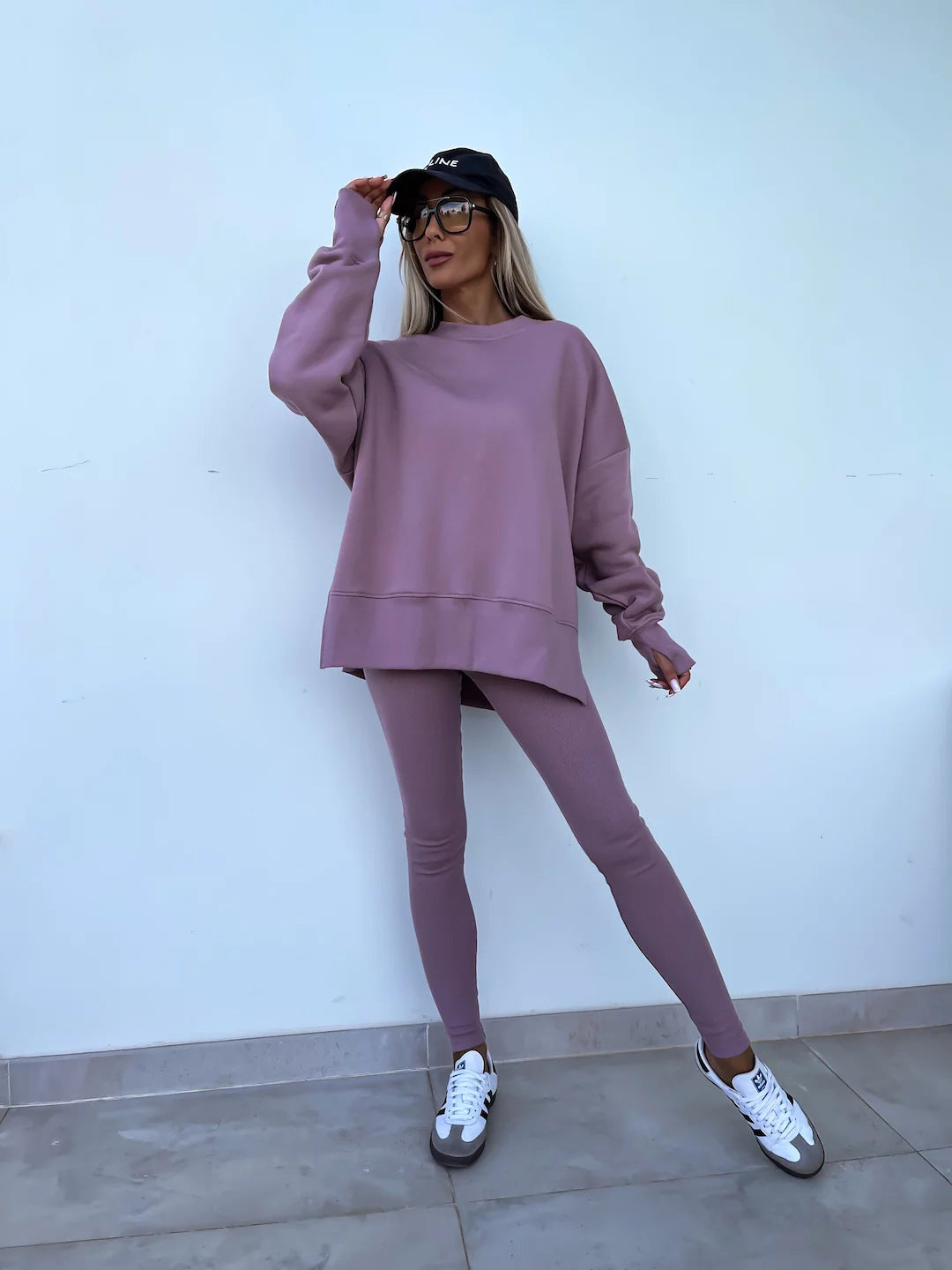 Comodo set lounge con felpa con cappuccio alla moda e pantaloni coordinati - perfetto per rilassarsi