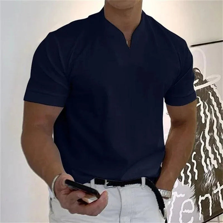 Elegante t-shirt da uomo con scollo a punta ed eleganti polsini laterali - vestibilità slim ideale per lo stile quotidiano e casual