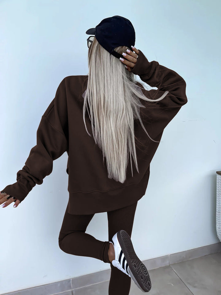 Comodo set lounge con felpa con cappuccio alla moda e pantaloni coordinati - perfetto per rilassarsi