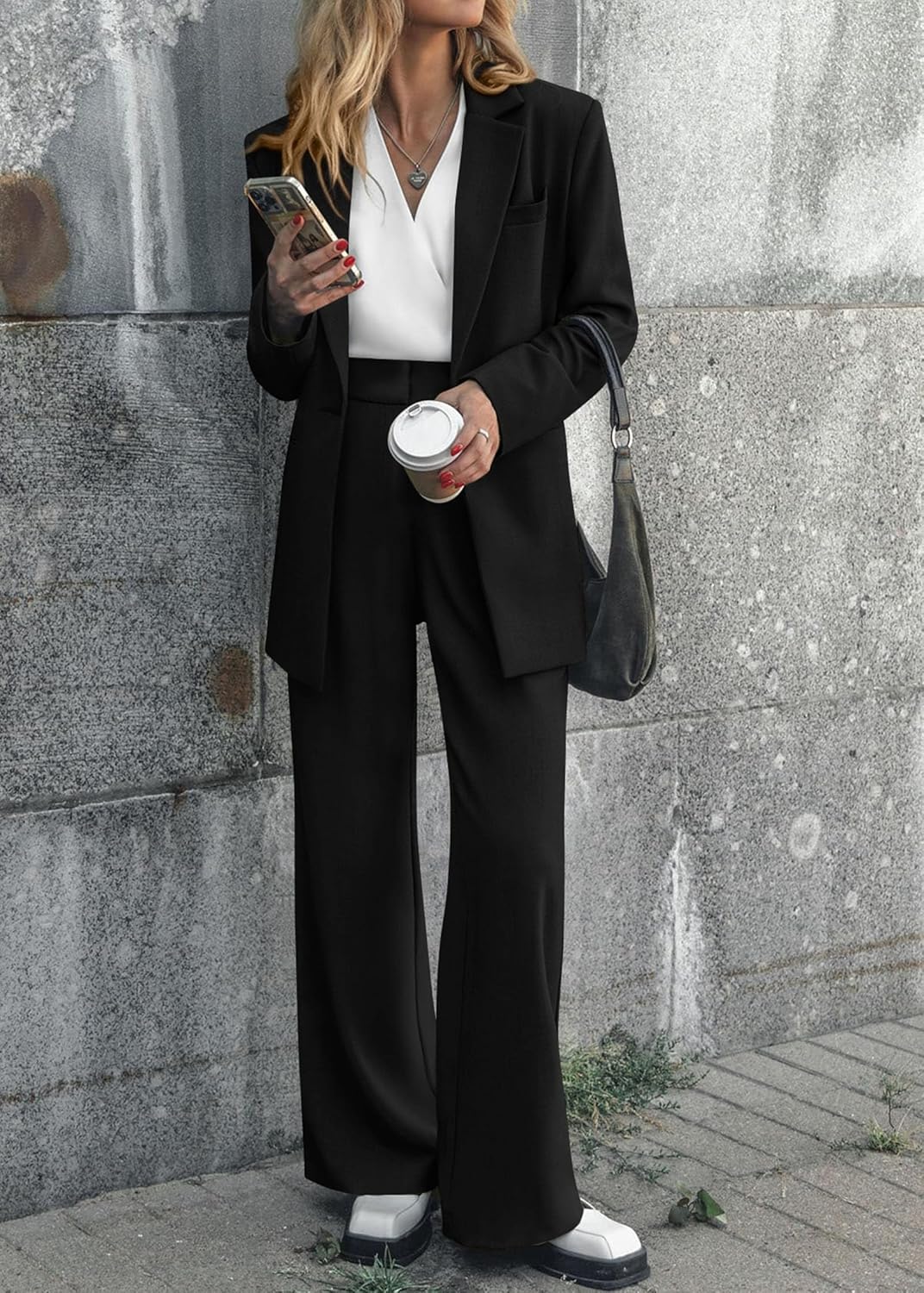 Elegante set giacca e pantaloni da donna, ideale per l'ufficio e per le uscite di tutti i giorni