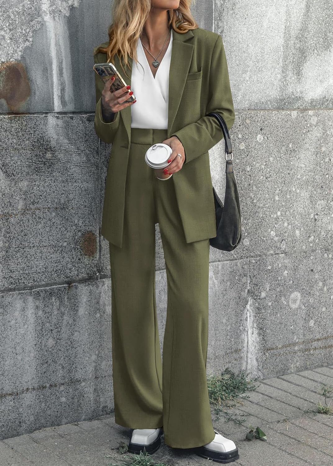 Elegante set giacca e pantaloni da donna, ideale per l'ufficio e per le uscite di tutti i giorni